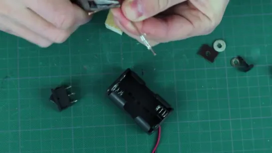 Как сделать мини паяльник на батарейках своими руками How to make a mini solderig iron