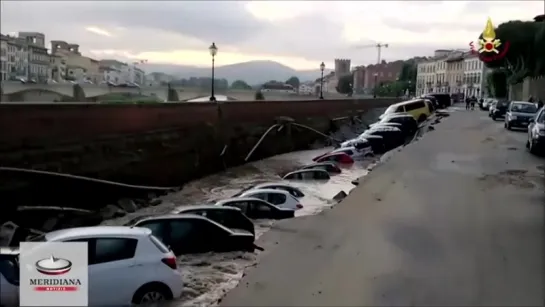 Firenze, si apre voragine di 200 metri sul lungarno. Decine le auto sprofondate