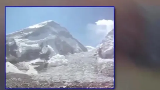 В Сеть попало шокирующее видео схода лавины с Эвереста, на базовый лагерь альпинистов,