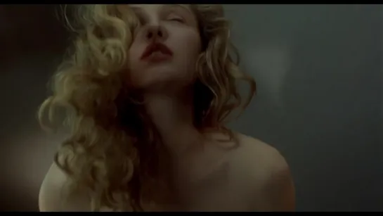 Julie Delpy Nude - Killing Zoe (1993) Watch Online