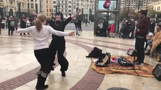 Valencia. Professional Dancers join Street Performer - Entre Dos Aguas  • 2018