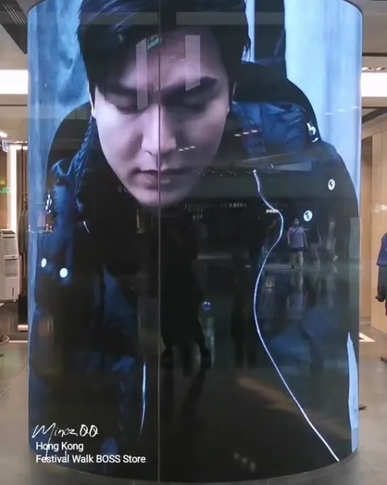 Реклама BOSS в ТЦ Festival Walk в Гонконге /Cr: minoz.QQ IG