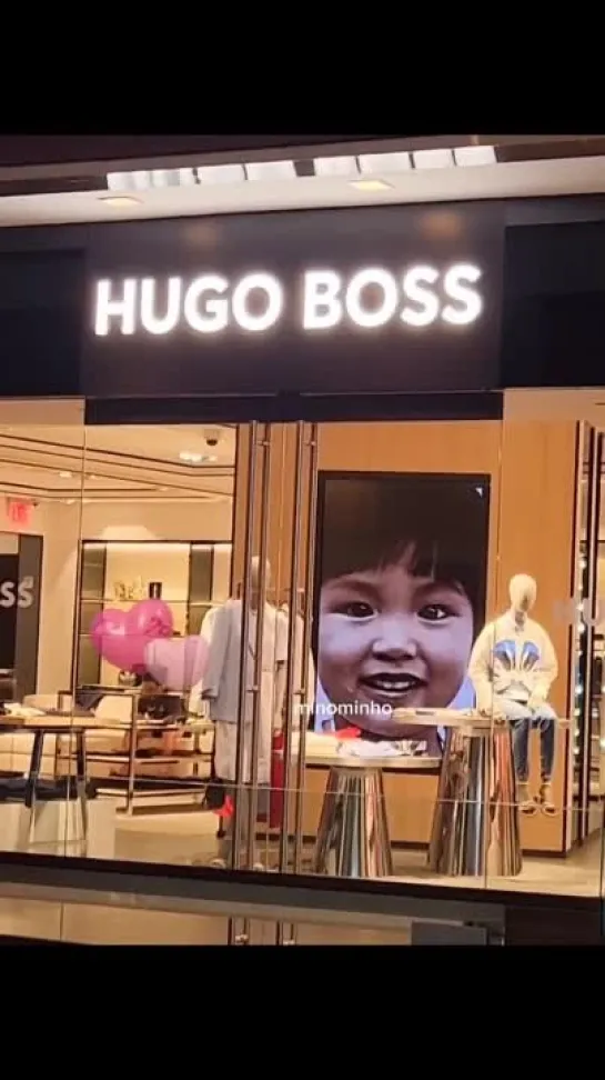 Реклама BOSS в торговом центре Columbus Circle Mall в Центральном парке Нью-Йорка / Cr: minominho_ IG