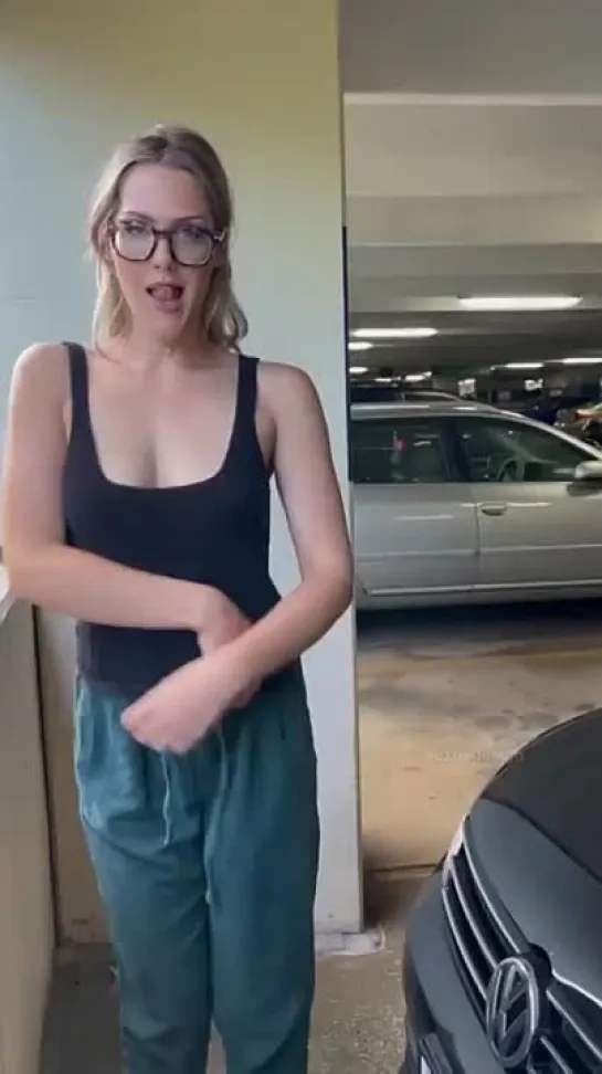 risky nude in parking/risky nude in public