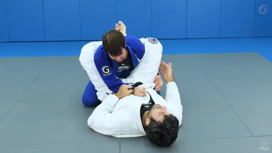 Rolles Gracie - 10 Triangle from passing guard_Rolles Gracie Fundamentals_rolle