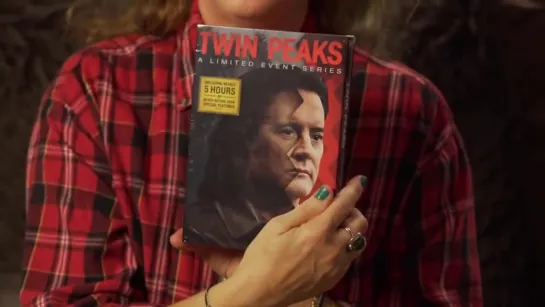 Kimmy Robertson unboxing Twin Peaks: A Limited Event Series