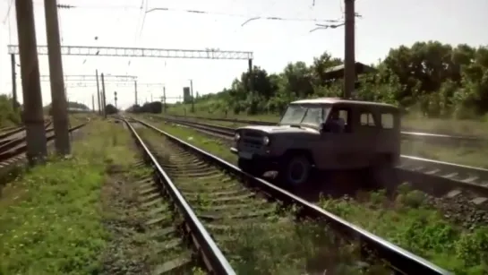 Эльдар вылазь! Поезд сбивает УАЗ