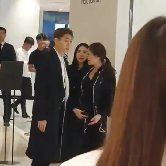 190718 ZICO at the opening GIVANCHY's pop-up store [Fancam @lvk_robin13599]