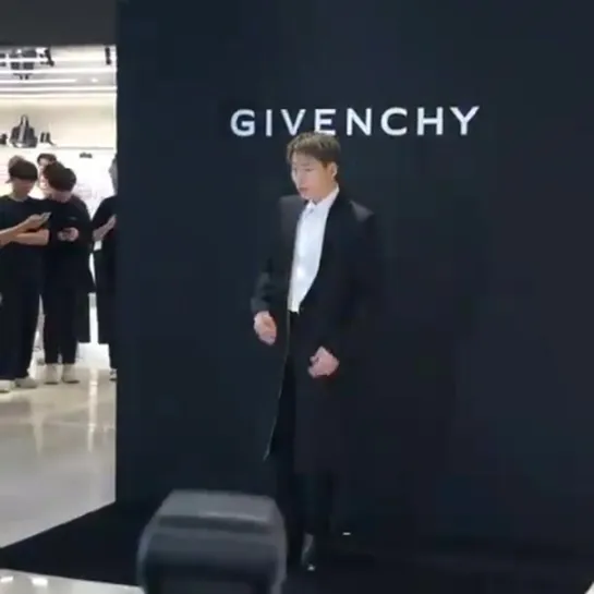 190718 ZICO at the opening GIVANCHY's pop-up store [Fancam @hhe_1121]