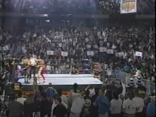 WCW Nitro 04.11.1996 - Syxx in the Crowd