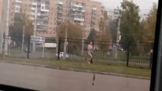 18+ 17.10.2015 Голый мужик на улицах Смоленска