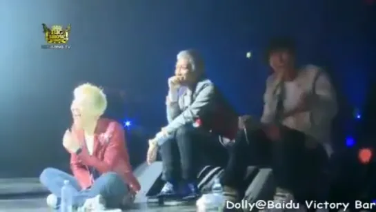 BigBang watching top  seungris kiss