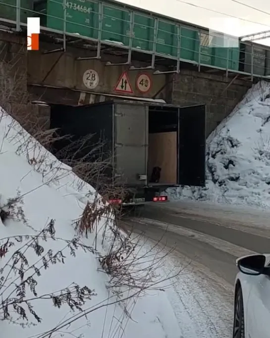 Грузовик застрял под мостом в Екатеринбурге