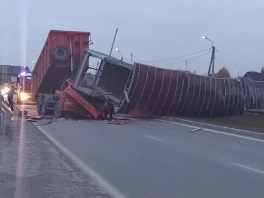 На выезде из Ектеринбурга рухнул пешеходный мост