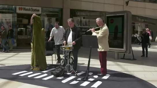 A surprise performance of Ravels Bolero stuns shoppers!