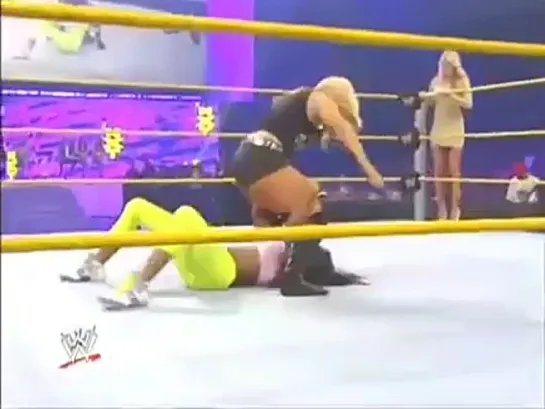 Naomi (w/Kelly Kelly) vs Kaitlyn(w/ Vickie Guerrero)