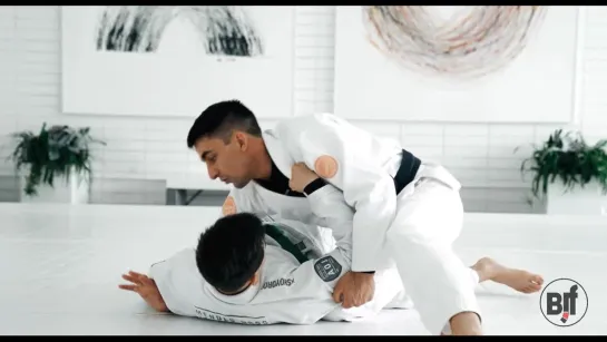 GUI MENDES -  OPEN GUARD PASSING VARIATION_STEPPING IN THE FOOT TO CONNECT TO KNEE SLIDE