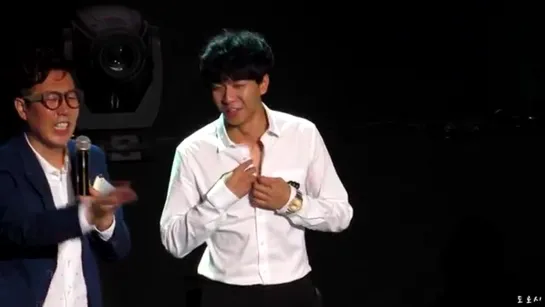 140824 이승기 6th 팬미팅 中 단추하나더