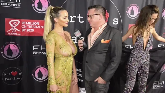 Lindsey Pelas wears Stello on the Art Hearts FW (Red Carpet)