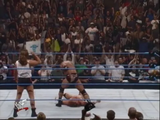 Shawn Michaels hits Sweet Chin Music on the Rock (Smackdown 26.08.1999)