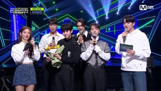 Mcountdown congratulate Highlight on their 5th anniversary and giving them flowers.  EP.745 _ Mnet 220324