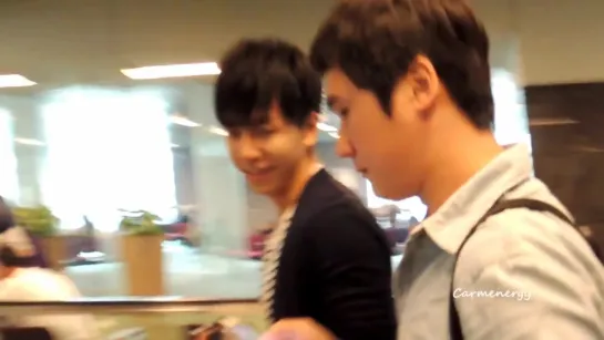 Lee Seung Gi - Changi Airport Arrival 06.09.2013 (720p)