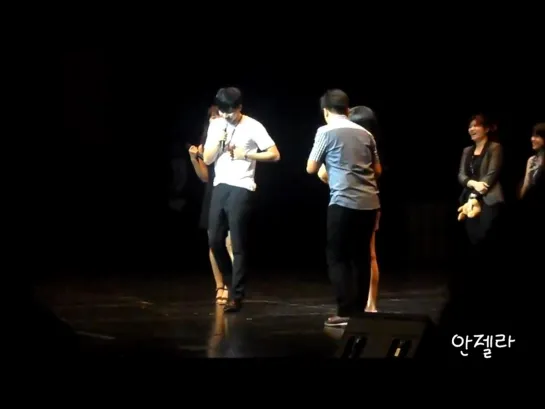 130907 Lee Seunggi The Brilliant Show in SG - Palm pushing game with fan (720p)