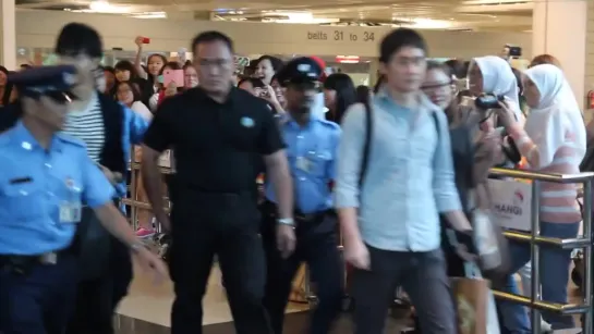 060913 Seunggi arriving at Singapore Changi Airport (720p)