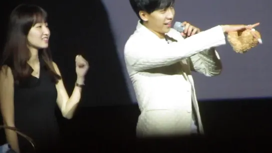 2013.9.7 Lee Seung Gi in Singapore..throwing soft toys to 10 fans for _Yeowool_ game (720p)