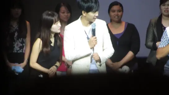 2013.9.7 Lee Seung Gi in Singapore..standing on one foot game with 10 fans (720p)