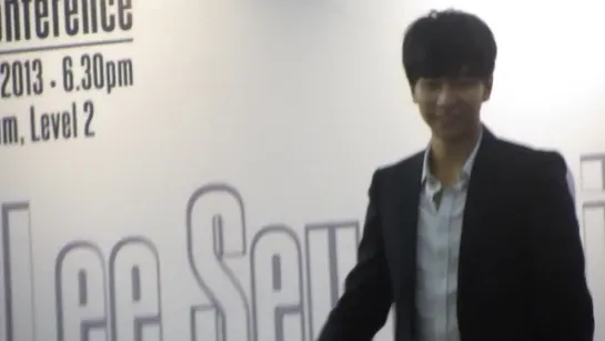 2013.9.6 Lee Seung Gi in Singapore @ press con..ending (720p)