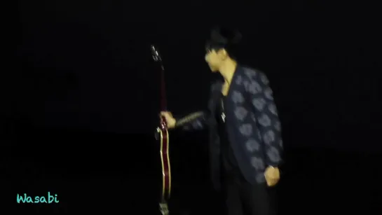 [SG FM 2013] Lee Seung Gi throwing his Guitar pick (720p)