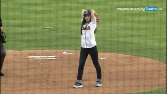 160629 Jisoo & Sujeong (Lovelyz) Cut @ Dusan Bears vs NC Dinos Baseball Game