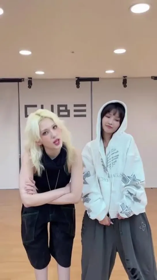 230907 Soyeon w/ Somi - Gold Gold Gold Challenge @ TikTok