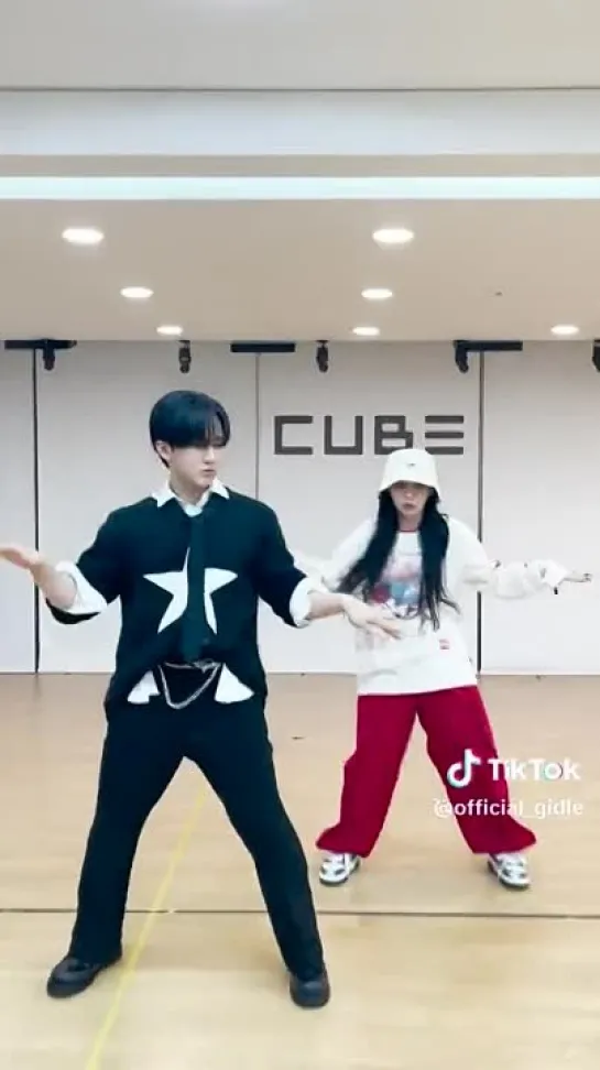 230616 (G)I-DLE'S Soyeon and Stray Kids' Changbin - Queencard Challenge