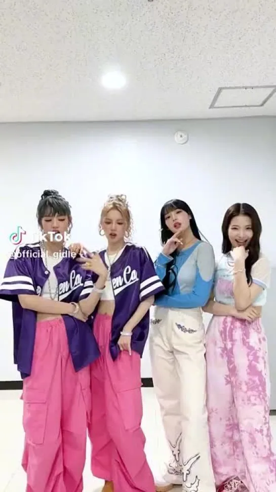 (G)I-DLE's MiQi w/ Adya @ SNS TIkTok