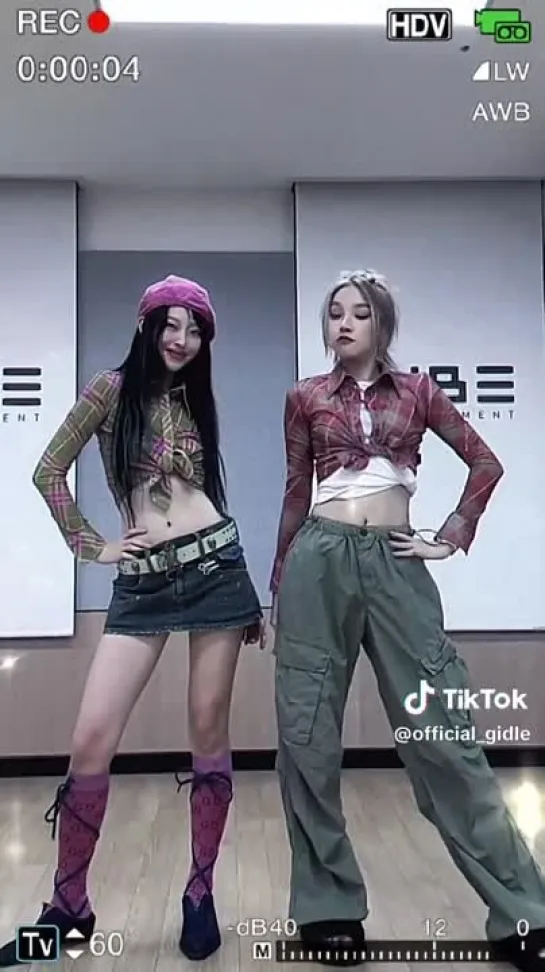 (G)I-DLE's Yuqi w/ Stephany @ SNS TIkTok