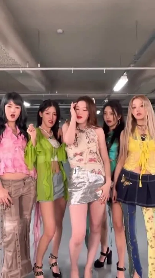 (G)I-DLE w/ RalRal- Square Eyes @ SNS TIkTok