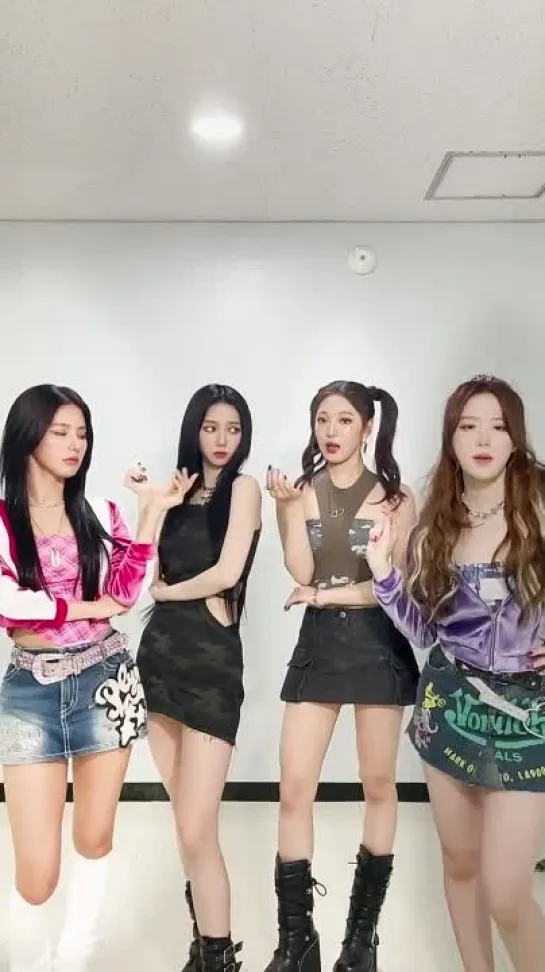 230522 (G)I-DLE's Miyeon and Shuhua w/ aespa - Queencard @ SNS TikTok