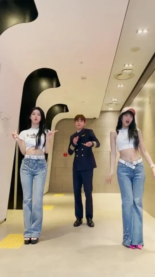 230520 (G)I-DLE's Miyeon and Minnie w/ Jungwoo (NCT) - Queencard @ SNS TikTok