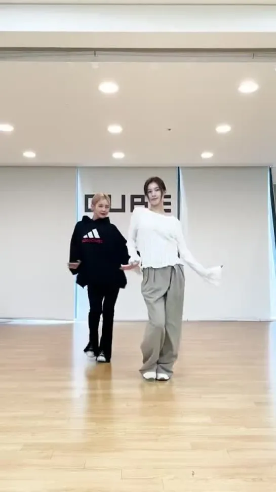 221109 Miyeon and Sana (TWICE) @ TikTok