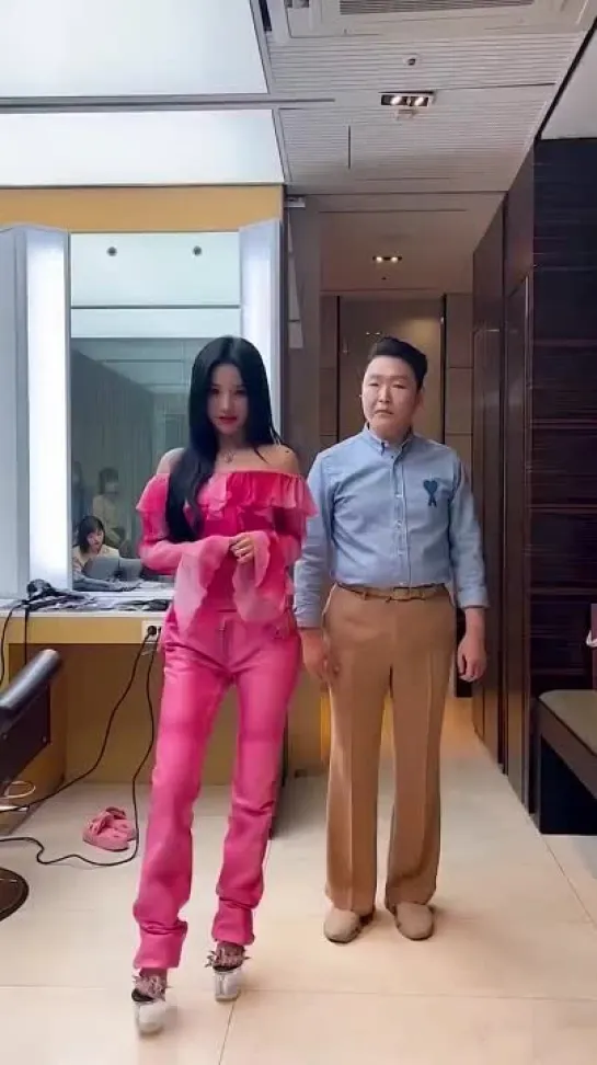 220506 Soyeon with PSY - That That Challenge @ SNS TiKTok