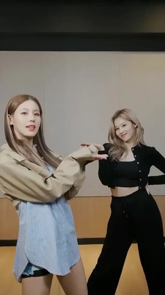 220327 Miyeon with SANA (TWICE) @ SNS TikTok