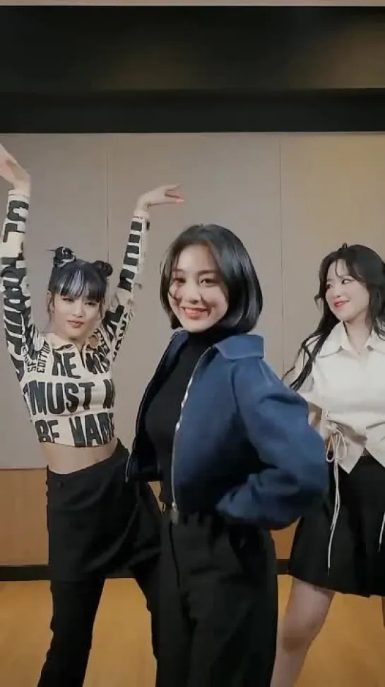 220327 Minnie and Shuhua with Jihyo (TWICE) @ SNS TikTok