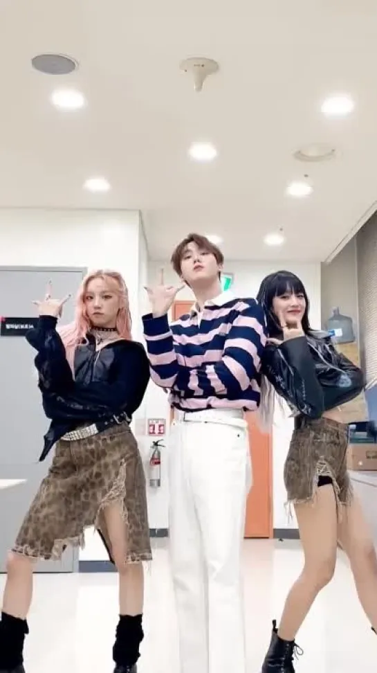 220324 Yuqi and Minnie with ASTRO's Sanha @ SNS TiKTok