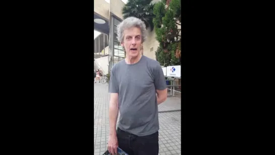 Peter Capaldi diciéndole hola