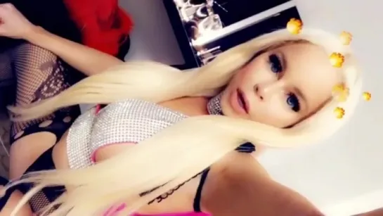 Nikki Delano горячая блондинка