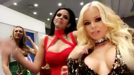 Nikki Delano сочная зрелая сучка и ее большие сладкие сиськи и большая сочная жопа, секс мамка мильфа жопы