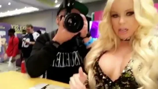 Nikki Delano сочная зрелая сучка и ее большие сладкие сиськи и большая сочная жопа, секс мамка мильфа жопы