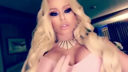 Nikki Delano сочная зрелая сучка и ее большие сладкие сиськи и большая сочная жопа, секс мамка мильфа жопы